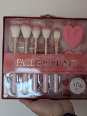Beauty Concepts Face Brush Set with Heart Powder Puffs